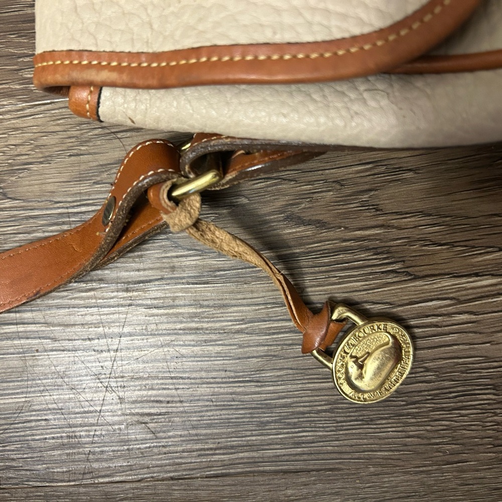 Vintage Dooney & Bourke Cream and Tan Crossbody Bag - Picture 2 of 16